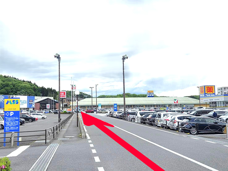 ヤマダデンキテックランド白河店とスーパースポーツゼビオメガステージ白河店の間を直進し、ヨークベニマルメガステージ白河店方面へ左折、川を渡ると当店がございます